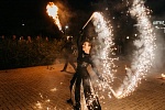 Шоу с огнеметом и шлейфовые фонтаны в руках артистки Шоу с огнеметом и шлейфовые фонтаны в руках артистки
